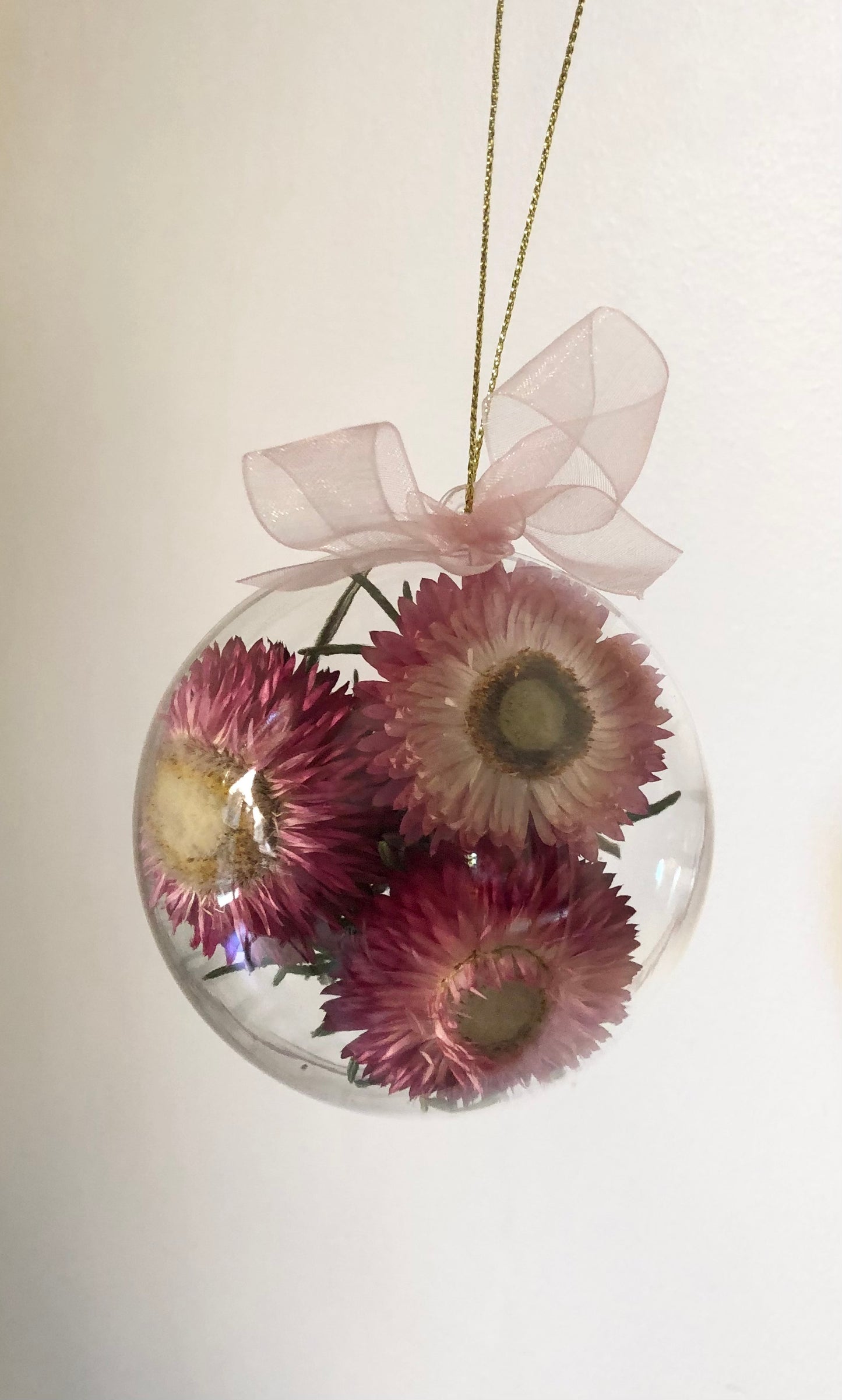 Christmas Bauble 8cm 3 strawflowers pink ribbon