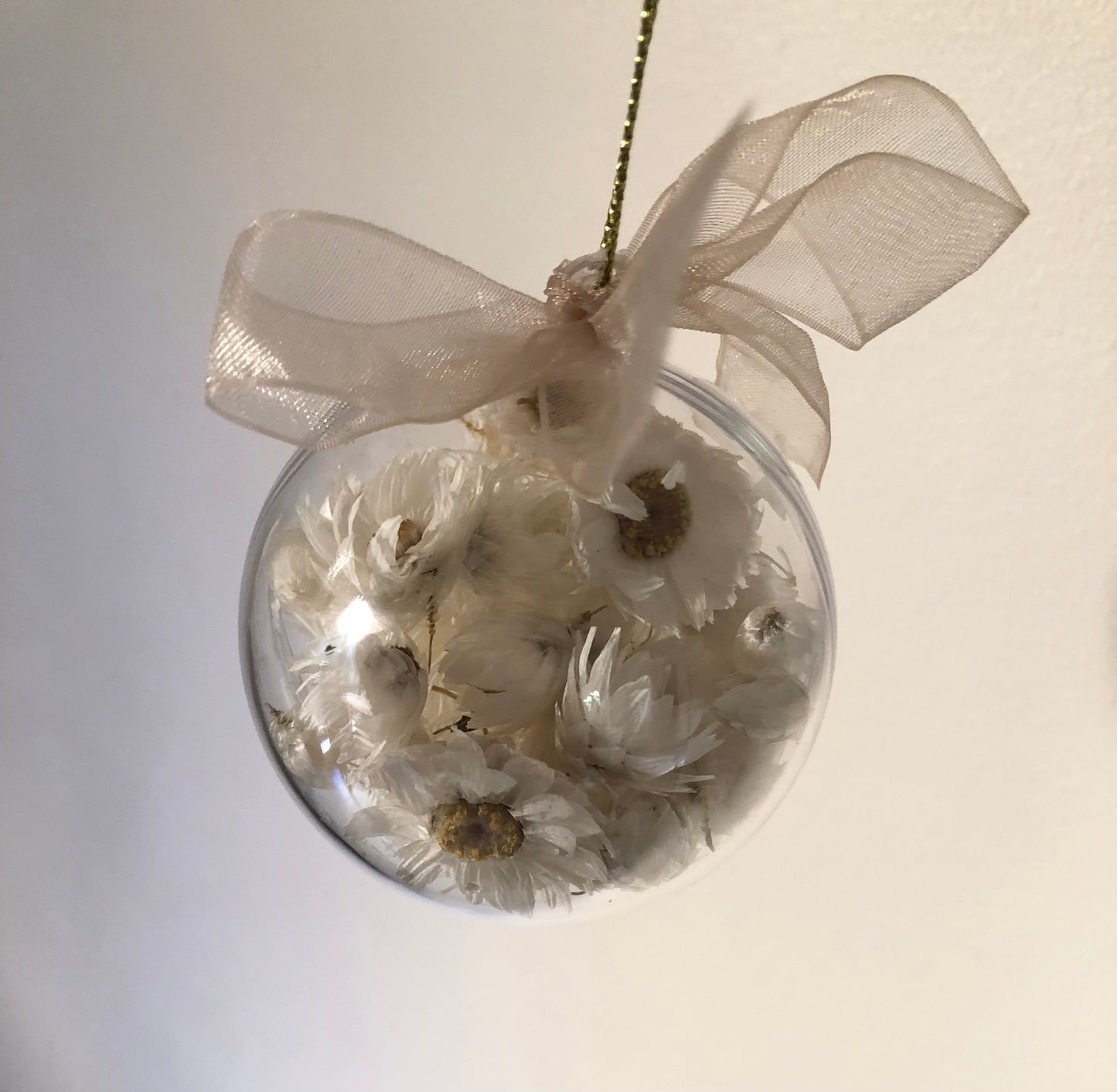 Christmas Bauble 6cm white daisy gold ribbon