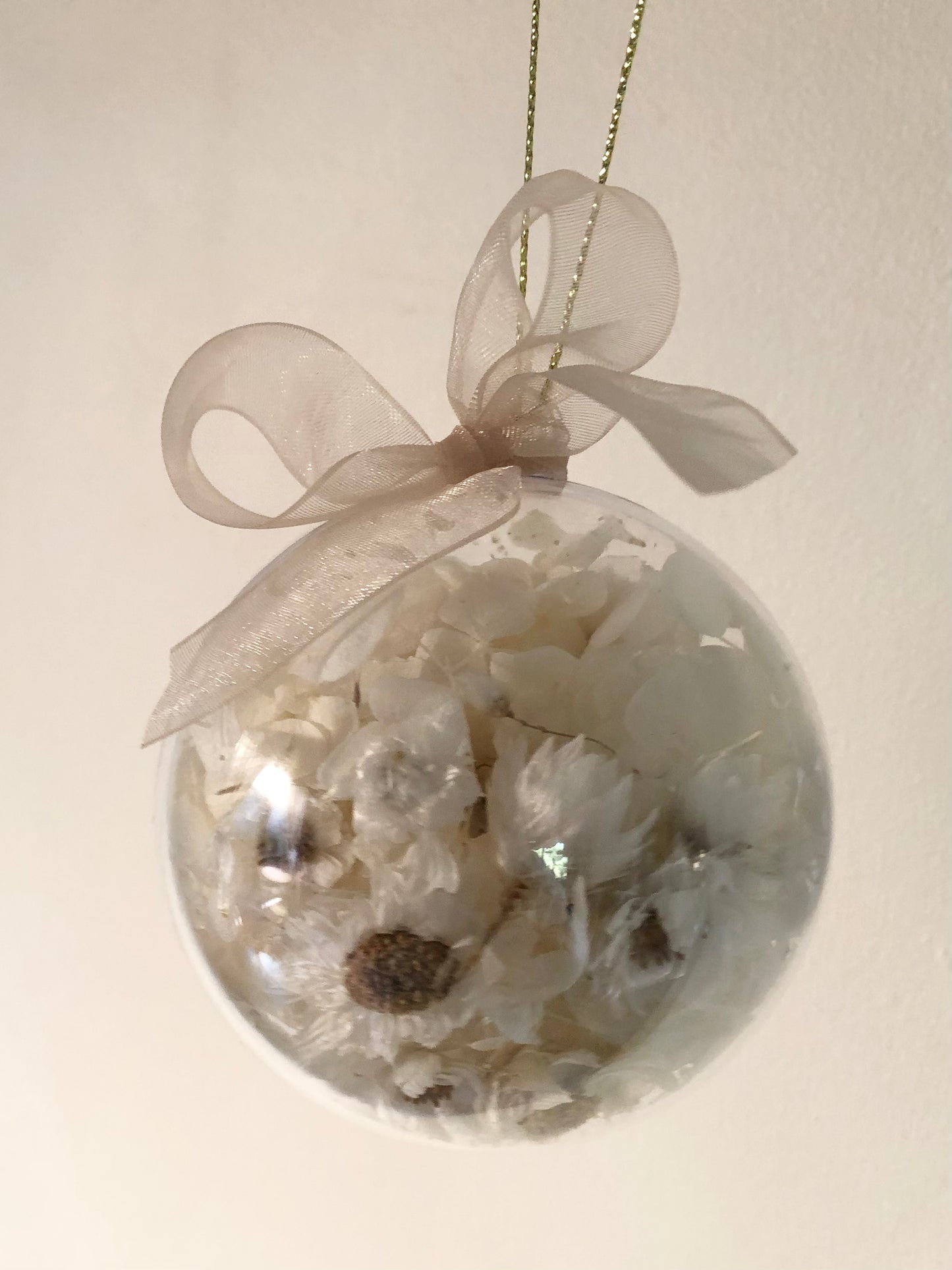 Christmas Bauble 8cm white Daisy gold ribbon