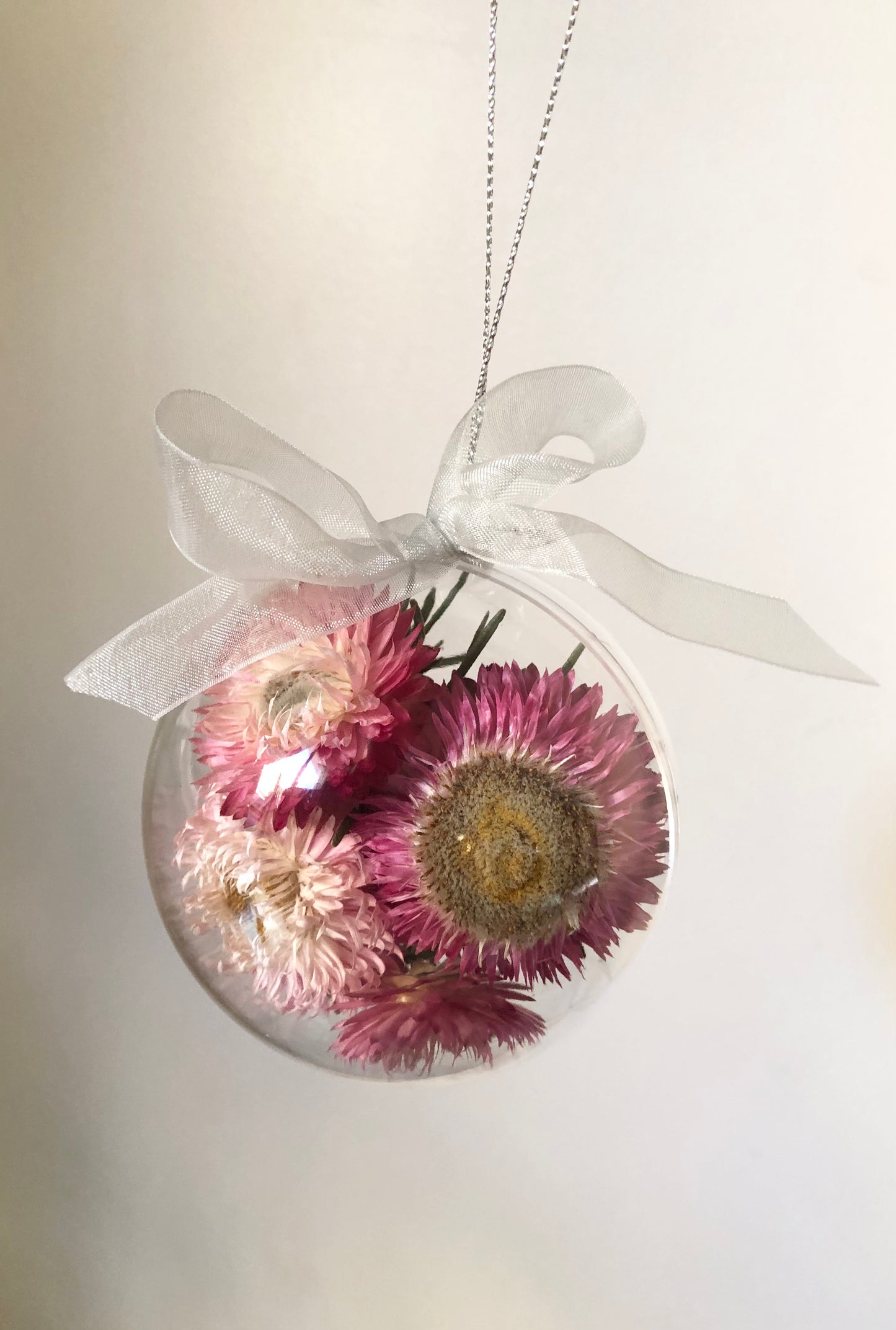 Christmas Bauble 8cm 4strawflowers silver ribbon