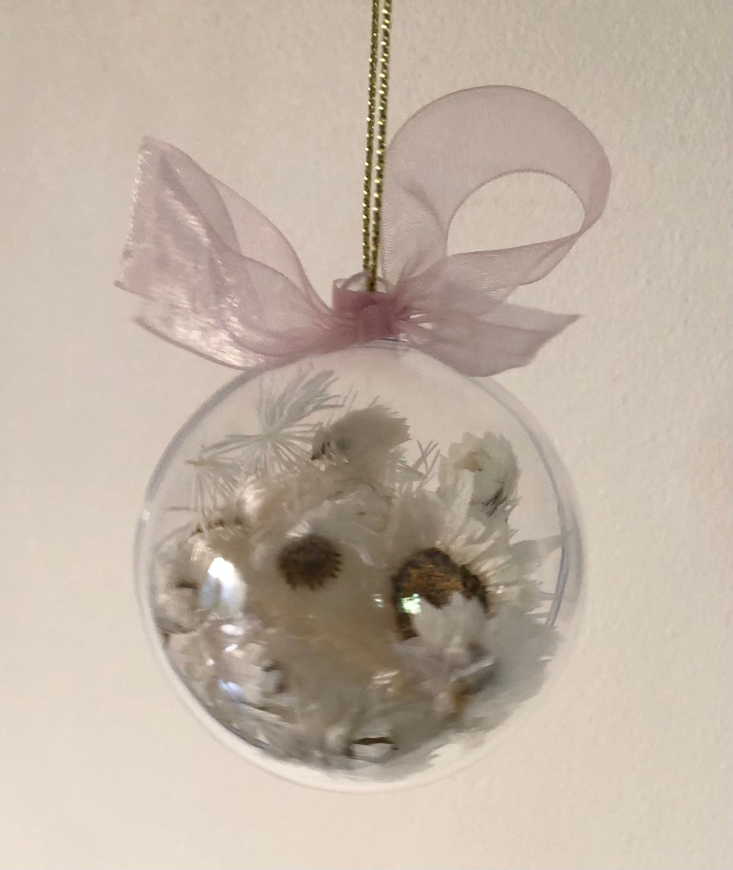 Christmas Bauble 6cm white daisies pink ribbon