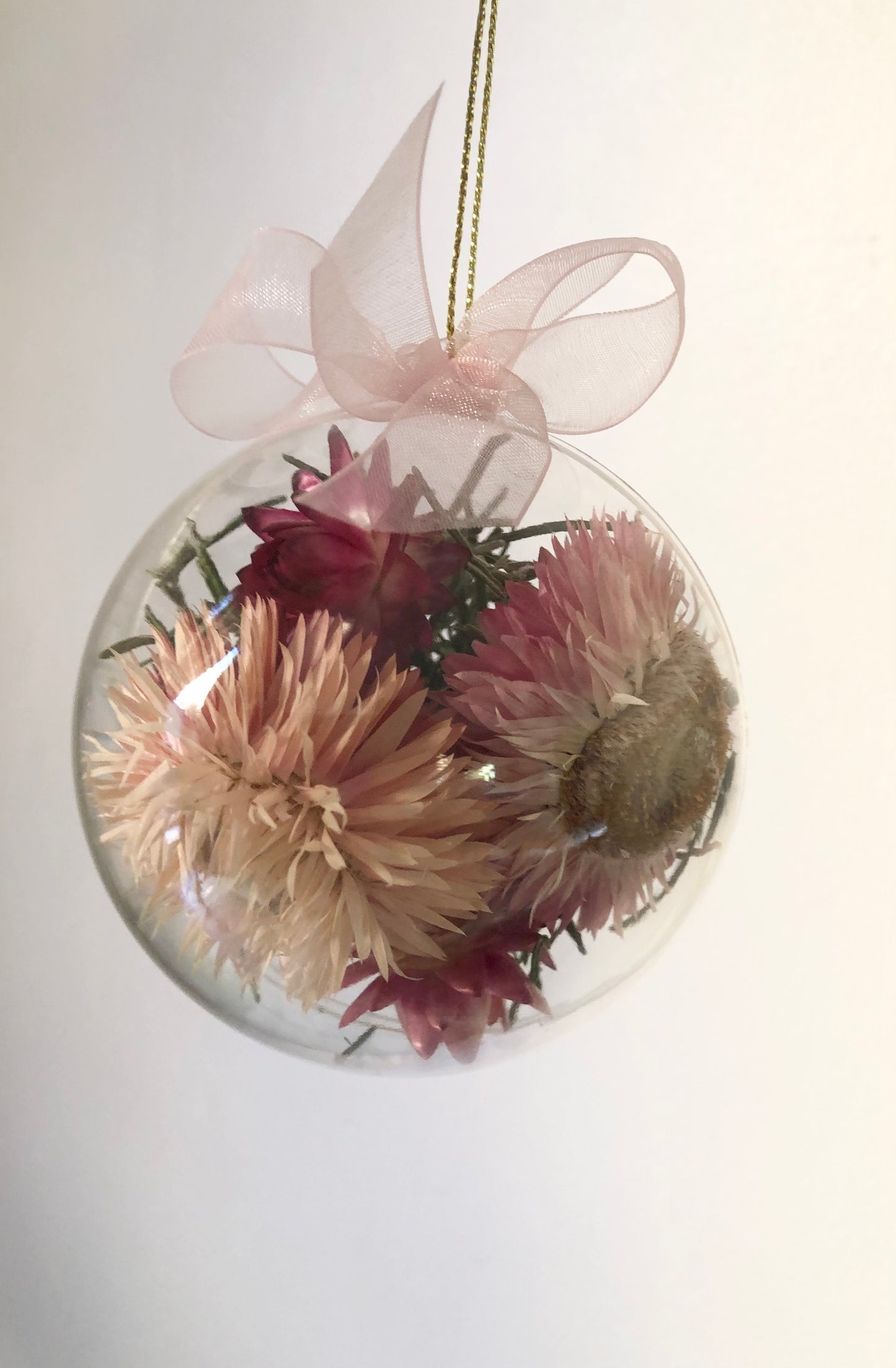 Christmas Bauble 8cm 4 strawflowers pink ribbon